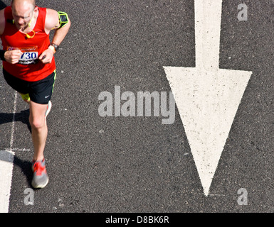 Männliche London 2013 Marathon Läufer Athlet Konkurrenten vorbei Pfeilzeichen England Europa Stockfoto