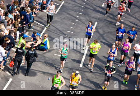 Reduzierten männlichen Läufer im Jahr 2013 von St John Ambulance Team geholfen London Marathon Victoria Embankment England Europa Stockfoto