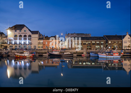 WEYMOUTH, DORSET, Großbritannien - 15. MÄRZ 2009: Blick auf den alten Hafen bei Nacht Stockfoto