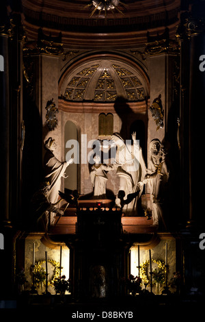 Altar mit religiösen Skulpturen in der Kirche von St. Anne (Szent Anna Templom) in Budapest, Ungarn. Stockfoto