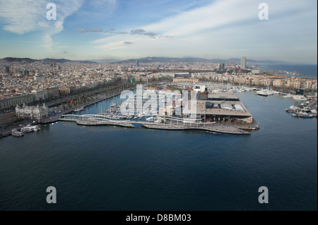 Foto-Hafen von Barcelona aus der Luft. Blick auf das Einkaufszentrum Maremagnum Stockfoto