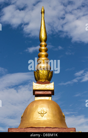 Thailändischen Chedi über blauen Himmel Stockfoto