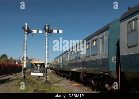 Klasse 101 Diesel Mulitple Ganzzug bei Mid Norfolk Railway Trust. Gebaut von Metropolitan Cammell in Birmingham von 1956 bis 59 Stockfoto