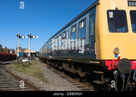 Klasse 101 Diesel Mulitple Ganzzug bei Mid Norfolk Railway Trust. Gebaut von Metropolitan Cammell in Birmingham von 1956 bis 59 Stockfoto