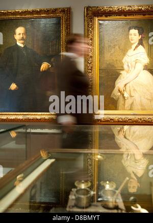 Mitarbeiter von einem staatlichen Museum Braunschweig Spaziergänge durch Gemälde von Alexander von Wagner (L) und Alexander Liezen-Mayer in Braunschweig, Deutschland, 23. Mai 2013. Die Ausstellung "1913 - Herrlich moderne Zeiten?" ist vom 25. Mai 2013 bis 9. März 2014 geöffnet. Foto: Sebastian Kahnert Stockfoto