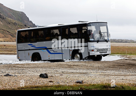 Touristenbus fahren durch Wasser, Landmannalaugar, Island Stockfoto