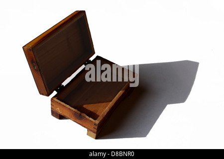Eine kleine Holzkiste mit Klappdeckel bietet eine bezaubernde Aufbewahrungslösung. Diese Box aus natürlichem Holz kann zur Aufbewahrung kleiner Gegenstände wie Schmuck, Andenken oder Schmuckstücke verwendet werden. Das klassische Design und die kompakte Größe machen ihn sowohl praktisch als auch dekorativ und eignen sich für die Organisation zu Hause oder als durchdachtes Geschenk. Stockfoto