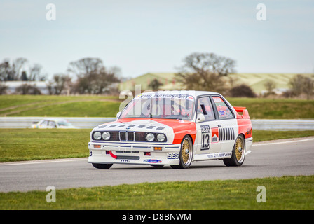 BMW E30 M3 1989 mit Fahrer Thomas Houlbrook Tagung des 2013 CSCC Snetterton, Norfolk, Großbritannien. Stockfoto