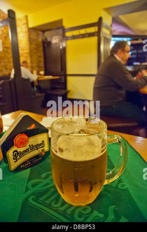 Pilsner Urquell U Rudolfina Pub Restaurant alte Stadt Prag Tschechische Republik Europa Stockfoto