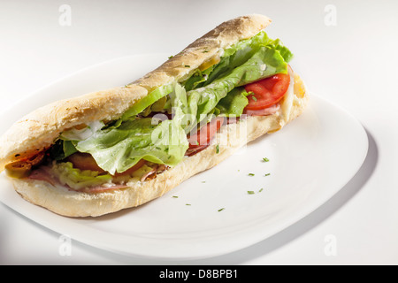 Sandwich mit Salat und Tomate und Brummen, Studio isoliert auf weißen Teller. Stockfoto