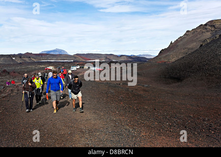 Menschen zu Fuß auf dem richtigen Weg zum Viti Crater, Askja Island Stockfoto