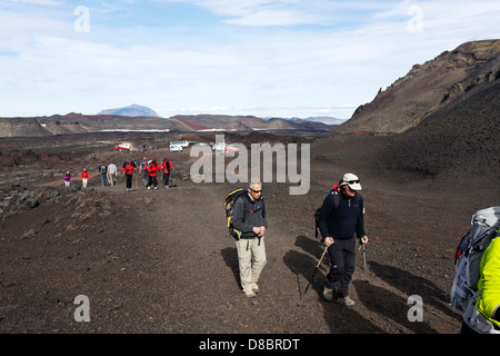 Menschen zu Fuß auf dem richtigen Weg zum Viti Crater, Askja Island Stockfoto