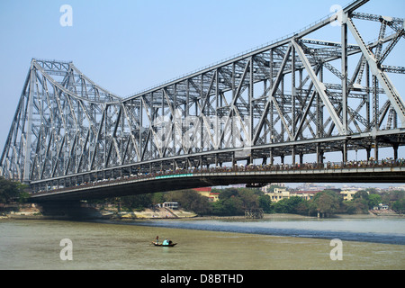 Fischerboot kreuzt die Hooghly River in der Nähe der Howrah Brücke Stockfoto