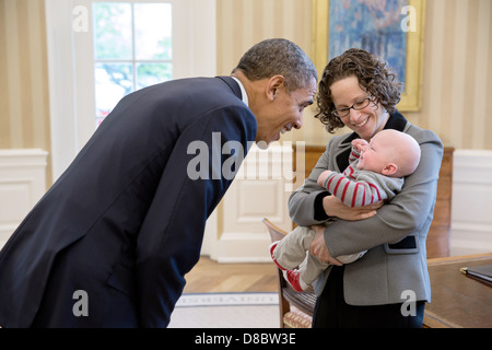 US Präsident Barack Obama begrüßt Karen Dunn, ehemalige Special Assistant und Associate Counsel für den Präsidenten und ihren Sohn im Oval Office des weißen Hauses 22. April 2013 in Washington, DC. Stockfoto