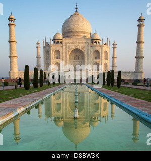 Eine perspektivische Ansicht auf Taj Mahal-Mausoleum mit Spiegelung im Wasser. Agra, Indien. Stockfoto