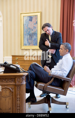 US-Präsident Barack Obama arbeitet mit Cody Keenan, Direktor des Speechwriting im Oval Office 17. April 2013 in Washington, DC. Stockfoto