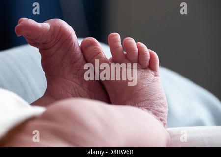 Eine faltige paar neugeborenes Baby Füße Stockfoto