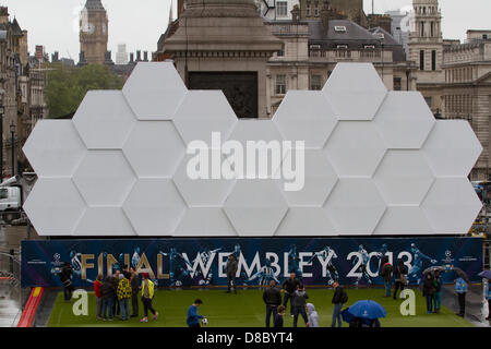 London, UK. 24. Mai 2013. Ein Fan-Park auf dem Trafalgar Square wurde eingerichtet, gerecht zu werden für die Tausenden von ticketless deutschen Fans von Borussia Dortmund und Bayern München erwartet für 2013-Champions-League-Finale im Wembley-Stadion zu kommen. Bildnachweis: Amer Ghazzal / Alamy Live News Stockfoto