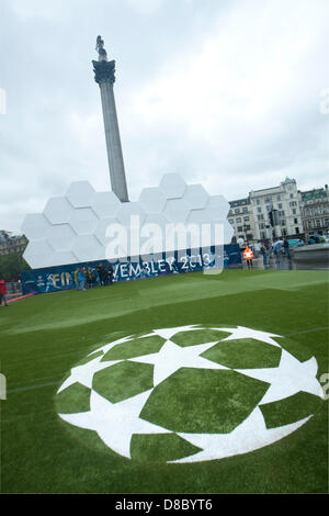 London, UK. 24. Mai 2013. Ein Fan-Park auf dem Trafalgar Square wurde eingerichtet, gerecht zu werden für die Tausenden von ticketless deutschen Fans von Borussia Dortmund und Bayern München erwartet für 2013-Champions-League-Finale im Wembley-Stadion zu kommen. Bildnachweis: Amer Ghazzal / Alamy Live News Stockfoto