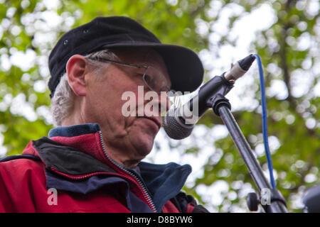 London, UK. 25. Mai 2013. Aktivist Geoff Lee befasst sich die versammelten Demonstranten fordern, dass UEFA Israel bars von hosting unter 21 s Fußball-Europameisterschaft. Bildnachweis: Paul Davey / Alamy Live News Stockfoto