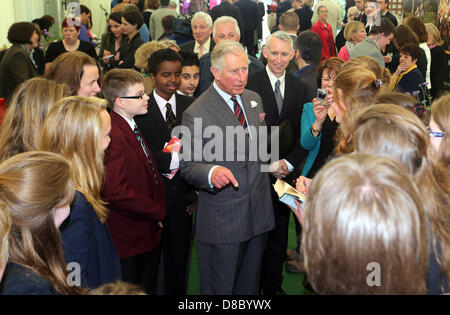 Hay on Wye, UK. Donnerstag, 23 Mai 2013 Bild: Prinz Charles spricht mit Jugendlichen auf dem Festivalgelände.  Re: Seine königliche Hoheit Prinz Charles und Frau Camilla, die Herzogin von Cornwall haben die Stadt und das Festivalgelände im Heu besuchten am Wye, Powys, Wales. Bildnachweis: D Legakis / Alamy Live News Stockfoto