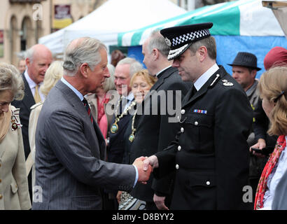 Hay on Wye, UK. Donnerstag, 23 Mai 2013 Bild: Prinz Charles trifft der neue Dyfed Powys Police Chief Constable Simon Prince bei seiner Ankunft zu Hay on Wye.  Re: Seine königliche Hoheit Prinz Charles und Frau Camilla, die Herzogin von Cornwall haben die Stadt und das Festivalgelände im Heu besuchten am Wye, Powys, Wales. Bildnachweis: D Legakis / Alamy Live News Stockfoto