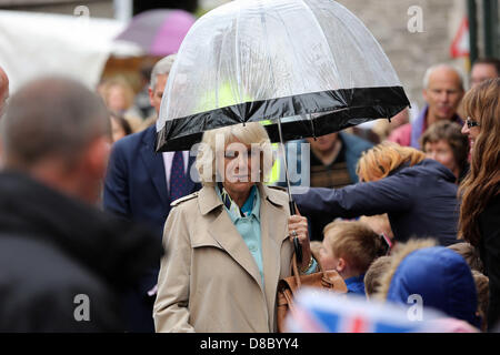 Hay on Wye, UK. Donnerstag, 23 Mai 2013 Bild: The Duchess of Cornwall wird von Einheimischen in Hay on Wye begrüßt.  Re: Seine königliche Hoheit Prinz Charles und Frau Camilla, die Herzogin von Cornwall haben die Stadt und das Festivalgelände im Heu besuchten am Wye, Powys, Wales. Bildnachweis: D Legakis / Alamy Live News Stockfoto