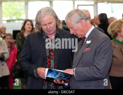 Hay on Wye, UK. Donnerstag, 23 Mai 2013-Bild: Prince Charles (R) trifft ein Autor in der Hay Festival.  Re: Seine königliche Hoheit Prinz Charles und Frau Camilla, die Herzogin von Cornwall haben die Stadt und das Festivalgelände im Heu besuchten am Wye, Powys, Wales. Bildnachweis: D Legakis / Alamy Live News Stockfoto