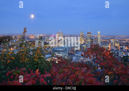 Blick über die Skyline von Montreal bei Sonnenuntergang, vom Mont-Royal, im Herbst. Stockfoto