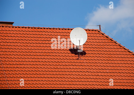 TV-Sat-Antenne auf roten Ziegel Dach. Stockfoto