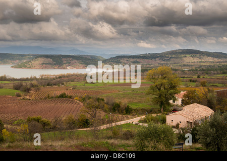Blick über Le Lac du Salagou, Hérault, Languedoc-Roussillon, Frankreich Stockfoto