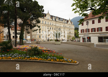 Platz mit großen Blumenbeet, Meran, Südtirol, Italien Stockfoto