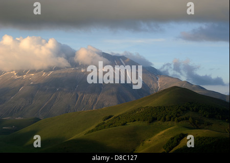 Italien, Umbrien, Nationalpark Monti Sibillini, Monte Vettore bei Sonnenuntergang Stockfoto