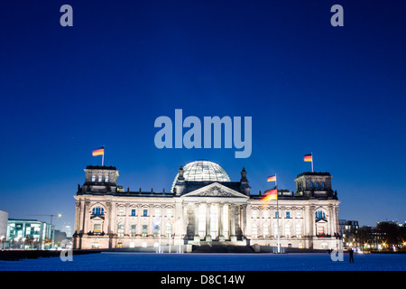 Reichstag, Haus des Deutschen Bundestages, am Abend. Stockfoto