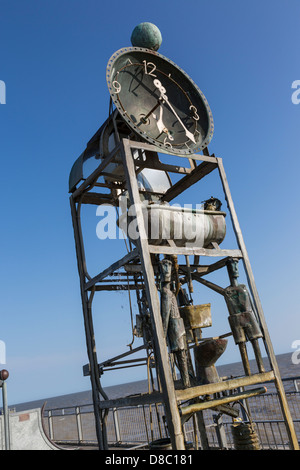 Die Kupfer 1998 Wasseruhr von Tim Hunkin und Will Jackson auf Southwold Pier, Suffolk, UK. Stockfoto