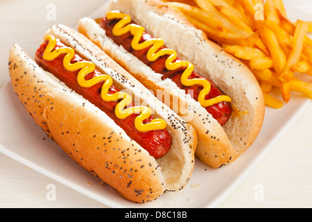 Bio alle Rindfleisch-Hotdog auf einem Brötchen mit Senf Stockfoto