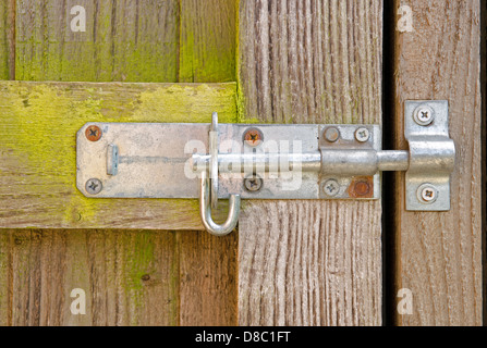 Verwitterte Schraube am Holztor Stockfoto