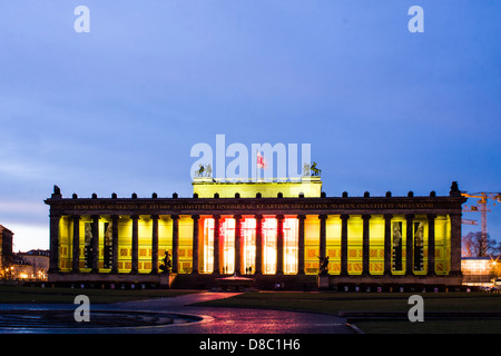 Altes Museum (altes Museum) in der Dämmerung. Stockfoto