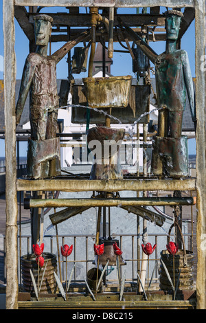 Die Kupfer 1998 Wasseruhr von Tim Hunkin und Will Jackson auf Southwold Pier, Suffolk, UK. Stockfoto