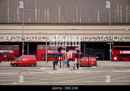 Stratford City Bus Station im Westfield-Komplex im East End von London Stockfoto