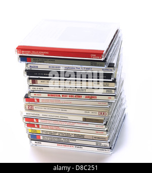 Stapel von Musik-CDs auf weißem Hintergrund