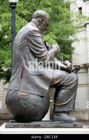 Statue von William T. Sergeant in Knoxville, Tennessee, auf einem Globus sitzend gezeigt, während er ein Kind geimpft, um seine Arbeit bei der weltweiten Polio-Eradikation zu ehren Stockfoto