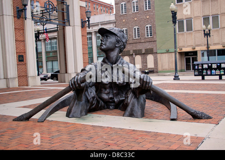 Die Bronzestatue auf einem Bürgersteig in Knoxville, Tennessee, feiert sportlichen Geist und die Verbindung der Stadt zum Tennessee River. Stockfoto