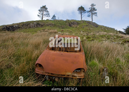 Rostige Auto über Tawnyard Lough, County Mayo aufgegeben. Irland. Stockfoto