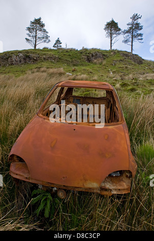 Rostige Auto über Tawnyard Lough, County Mayo aufgegeben. Irland. Stockfoto