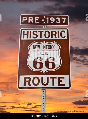 Historische Route 66 New Mexico Schild mit Sonnenaufgang Himmel. Stockfoto