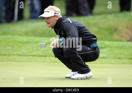 24.05.2013 Wentworth, England.  Soren Kjeldsen befasst sich mit der Linie der seinen Putt bei der BMW PGA Championship Runde 2 von Wentworth Golf Club Stockfoto