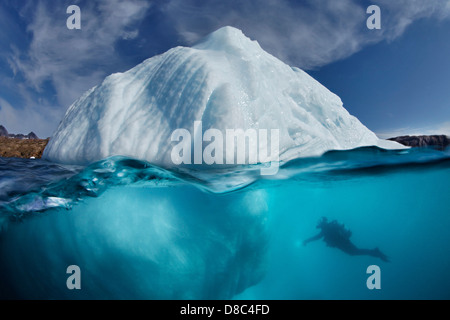 Eisberg unter Wasser mit Taucher vor It, in der Nähe von Kulusuk, Grönland Stockfoto