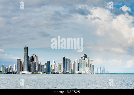 Wolkenkratzer in Punta Pacifica angesehen von Las Bovedas Promenade. Panama City, Panama. Stockfoto