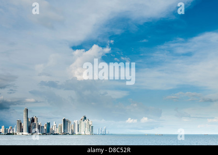 Wolkenkratzer in Punta Pacifica angesehen von Las Bovedas Promenade. Panama City, Panama. Stockfoto